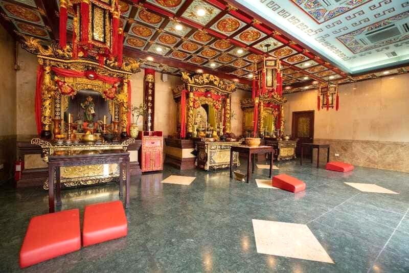 Sảnh Ba Thánh, nơi thờ cúng Nho, Phật, Đạo, tại Wong Tai Sin Temple. (Ảnh: Wong Tai Sin Temple)