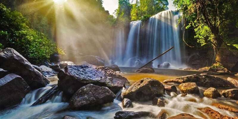 Thác nước xinh đẹp tô điểm cho không gian sinh thái Phnom Kulen. (Ảnh: GetYourGuide)