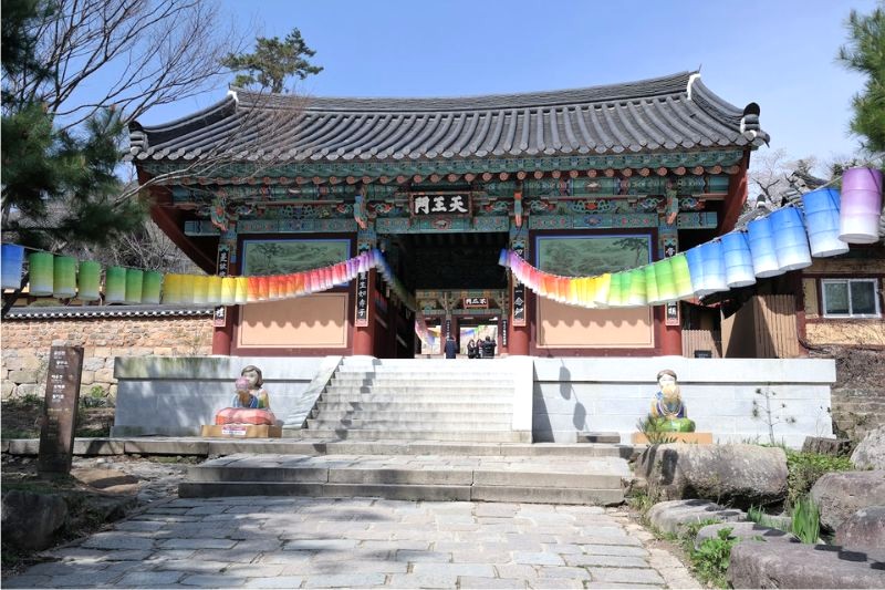 Daeungjeon Điện, Bảo vật Quốc gia Hàn Quốc, là minh chứng cho kiến trúc hậu Joseon, kết hợp tinh tế với họa tiết trang trí thời Silla. (Ảnh: corner-turn)