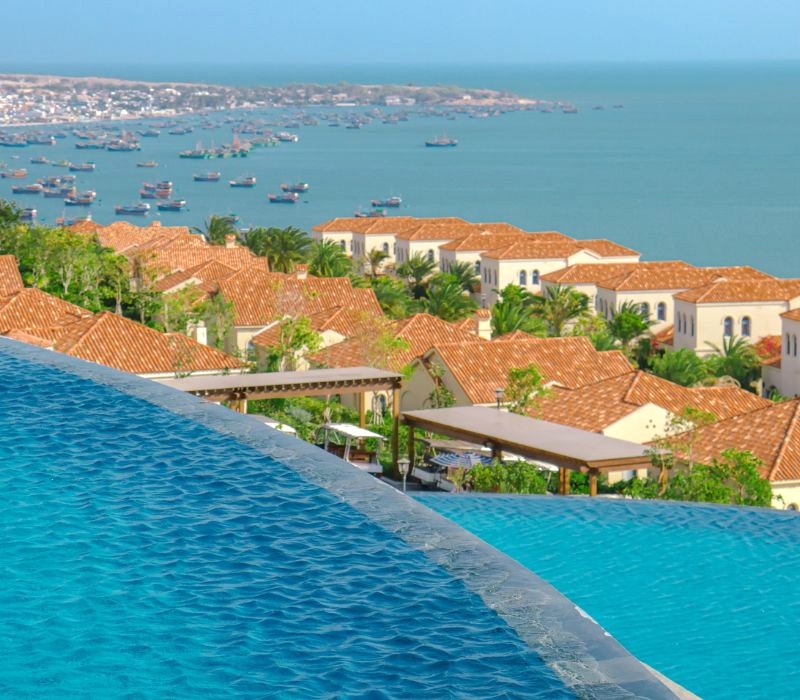 Vẻ đẹp Địa Trung Hải lãng mạn giữa biển Phan Thiết. (Ảnh: Centara Mirage Resort Mũi Né)