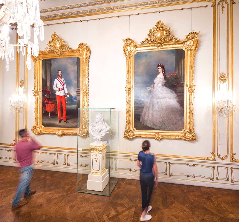 Khám phá Hofburg, cung điện vòng cung độc đáo ở Vienna.