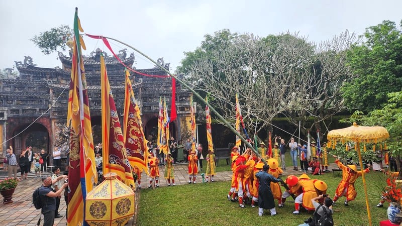 Lễ dựng nêu ngày Tết tại Đại Nội (Ảnh: baothuathienhue)