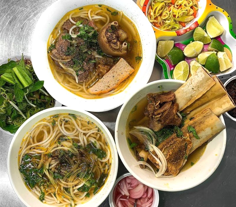 Bún bò sườn Cọng Út Hằng: Nước dùng trong, thơm bò tự nhiên. (Ảnh: Kaiwaii Food)