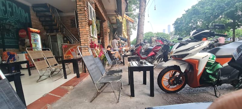 Yellow Rock Cafe, điểm hẹn cà phê bóng đá quen thuộc tại phường 17, Bình Thạnh. (Ảnh: Vu Nguyen)