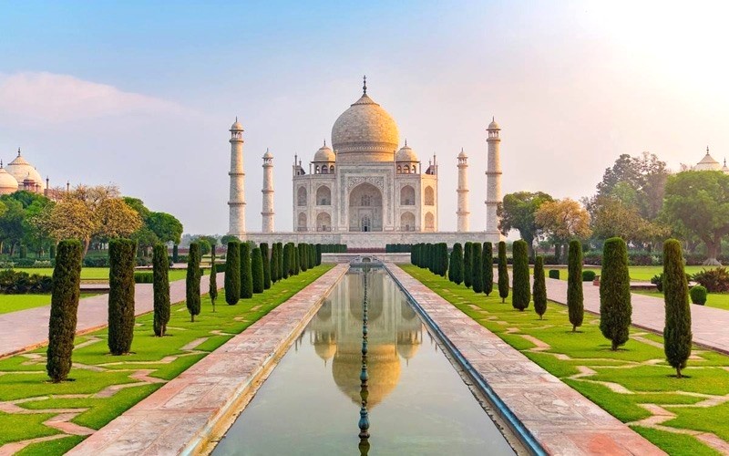 Taj Mahal lộng lẫy với kiến trúc bằng đá cẩm thạch trắng tinh khiết, điểm xuyết đá quý.