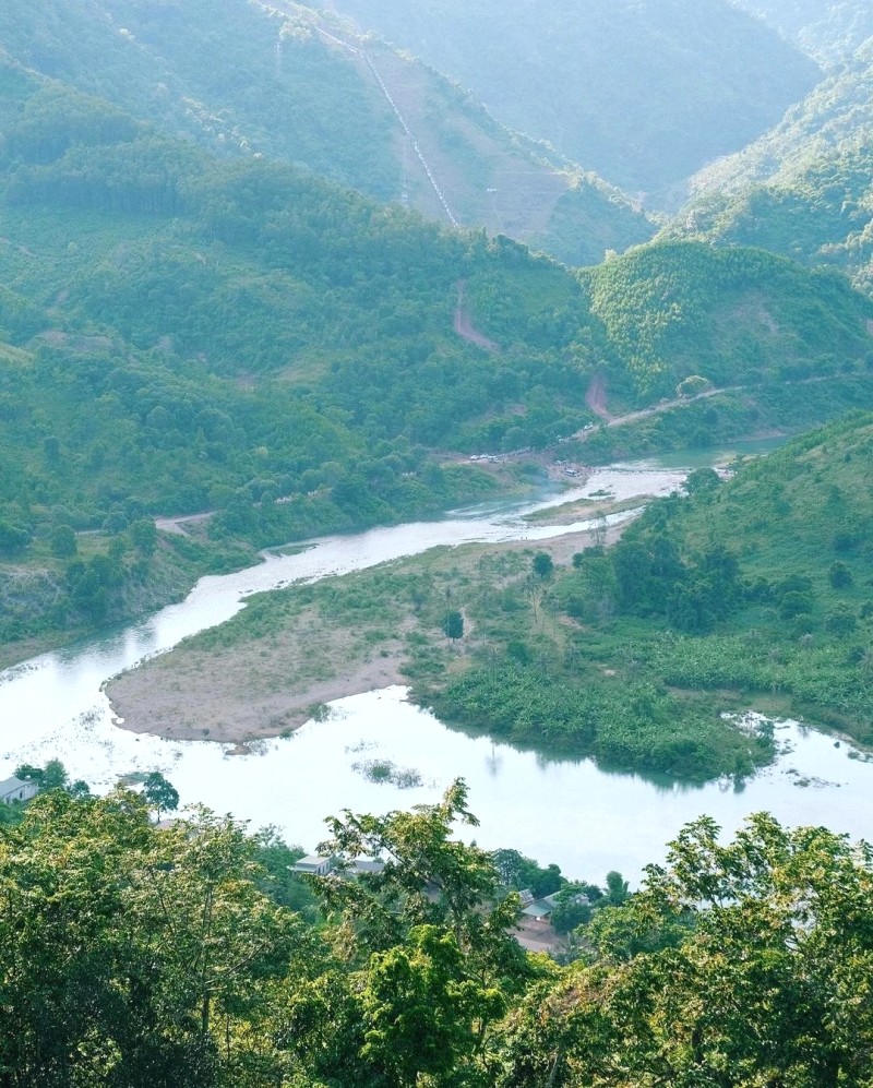 Quán có view cực chill: sông phẳng lặng, rừng già bạt ngàn, núi nhấp nhô. (Ảnh: @mavis.vivuky)