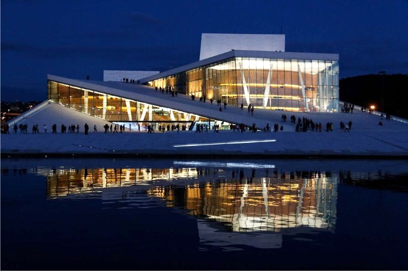 Nhà hát Opera Oslo, kiệt tác kiến trúc biểu tượng của thủ đô Na Uy, nổi tiếng với thiết kế độc đáo. (Ảnh: thoughtco)