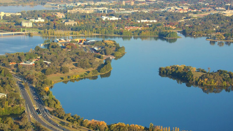 Hồ Burley Griffin, hồ nước nhân tạo lớn nhất Canberra. (Ảnh: Expedia)