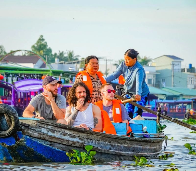 Chợ Cái Răng thu hút du khách quốc tế. (Ảnh: Thanh Niên)