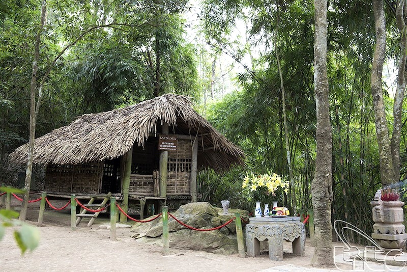 Lán Nà Nưa, nơi Bác Hồ hoạt động trong những năm tháng kháng chiến, là minh chứng cho tinh thần lãnh đạo vĩ đại của Người, đưa dân tộc thoát khỏi ách đô hộ. (Ảnh: Bảo tàng Hồ Chí Minh)