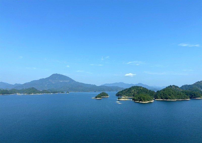 Hồ Thiên Đảo phẳng lặng như tờ nhìn từ trên cao. (Ảnh: QianDao Lake Fanpage)