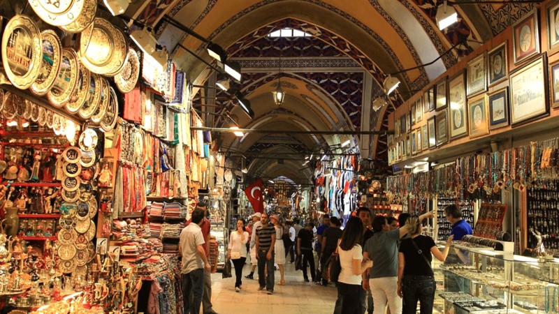 Nằm giữa Quảng trường Konak và Agora của Izmir là Kemeralti Bazaar, Chợ lớn của thành phố. (Ảnh: viaurbis)