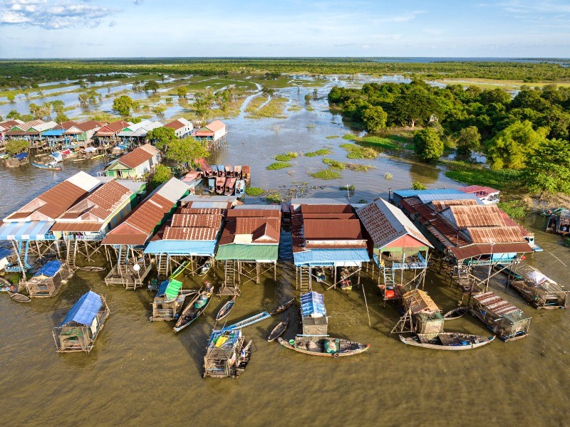 Khám phá cuộc sống làng chài Kampong Phluk qua các hoạt động cùng người dân địa phương (Ảnh: Canva).