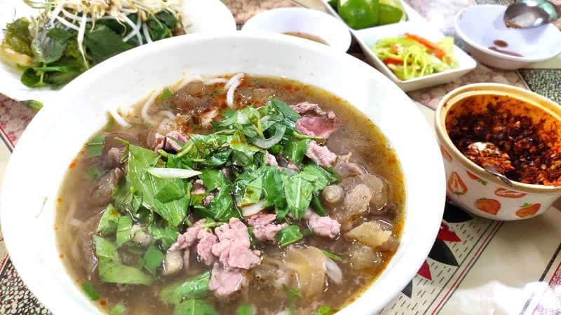 Bún bò Huế Thanh My (đường Trương Vĩnh Ký, Tân Phú) nổi tiếng với hương vị hấp dẫn, thu hút nhiều tín đồ ẩm thực. (Ảnh: P J)