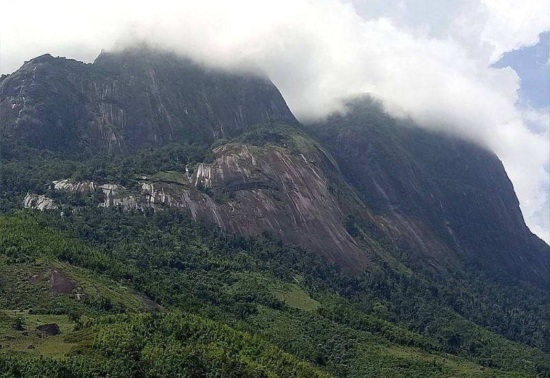 Mây trắng lững lờ trên đỉnh Phja Dạ hùng vĩ. (Ảnh: caobangtourism)