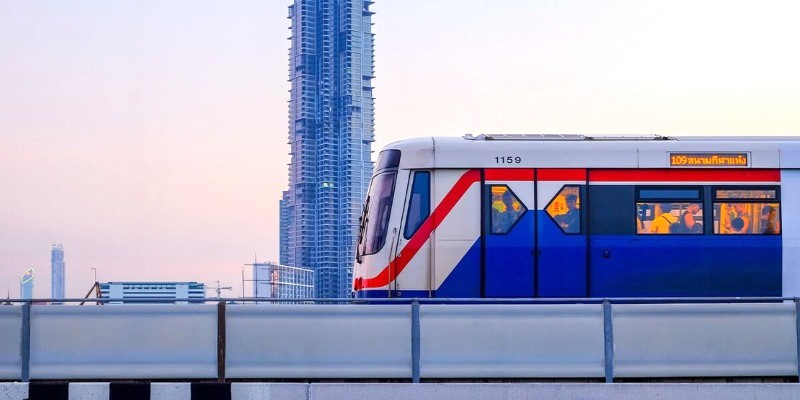 BTS Skytrain: Phương tiện di chuyển giá rẻ, phổ biến ở Bangkok. (Ảnh: The Bear Travel)