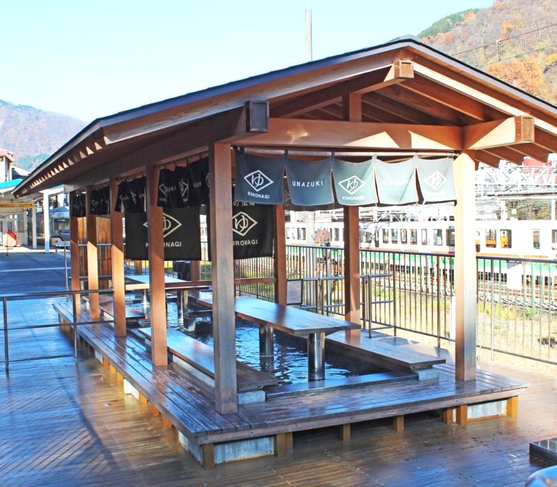 Unazuki Onsen nổi tiếng với bồn ngâm chân miễn phí. (Ảnh: visit-toyama-japan)