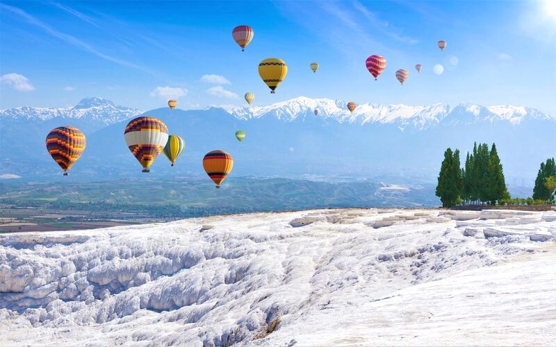 Khinh khí cầu Pamukkale. Ảnh: IgorZh - stock.adobe.com