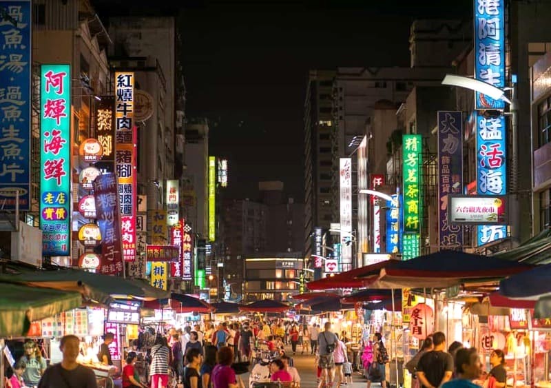 Chợ đêm Lục Hợp, nằm gần Formosa Boulevard, là điểm thu hút du khách. (Ảnh: Zeng Qionghui)