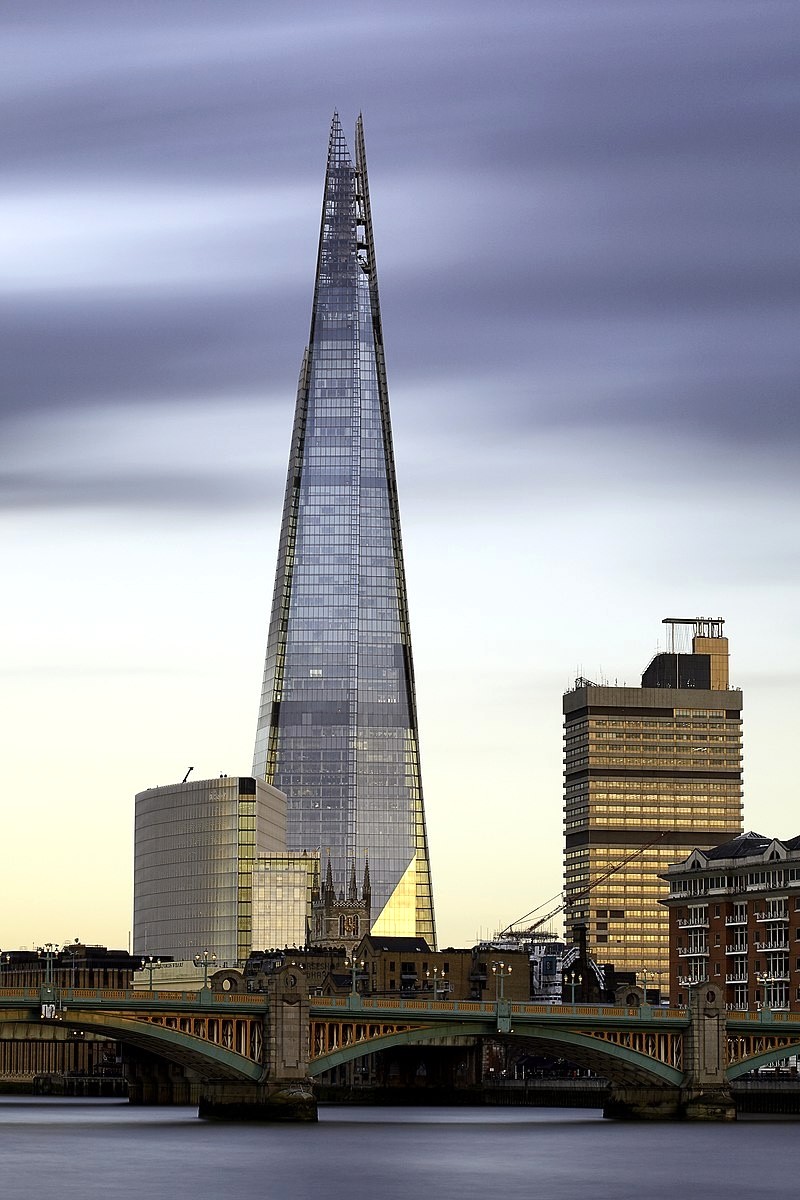 Nằm sát cầu London Bridge, tòa nhà dễ dàng được nhìn thấy từ nhiều điểm trong thành phố. (Ảnh: wikimedia)