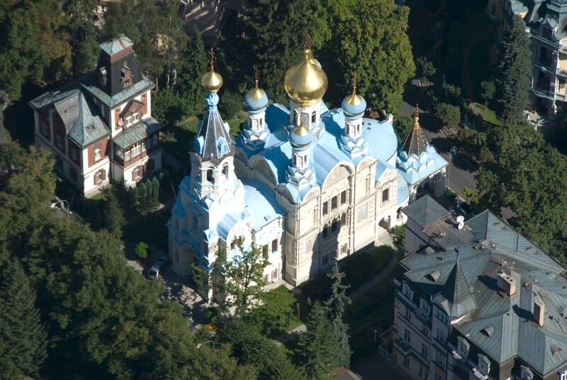 Nhà thờ Thánh Peter và Paul, xây dựng năm 1987, là một công trình nổi tiếng (Ảnh: karlovy-vary).