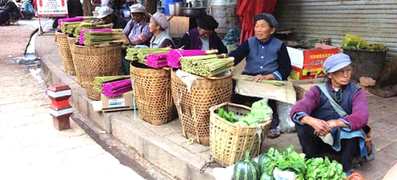 Phiên chợ Thứ Sáu, tổ chức từ năm 1415, thu hút đông đảo người dân tham gia. (Ảnh: wondersofyunnan)