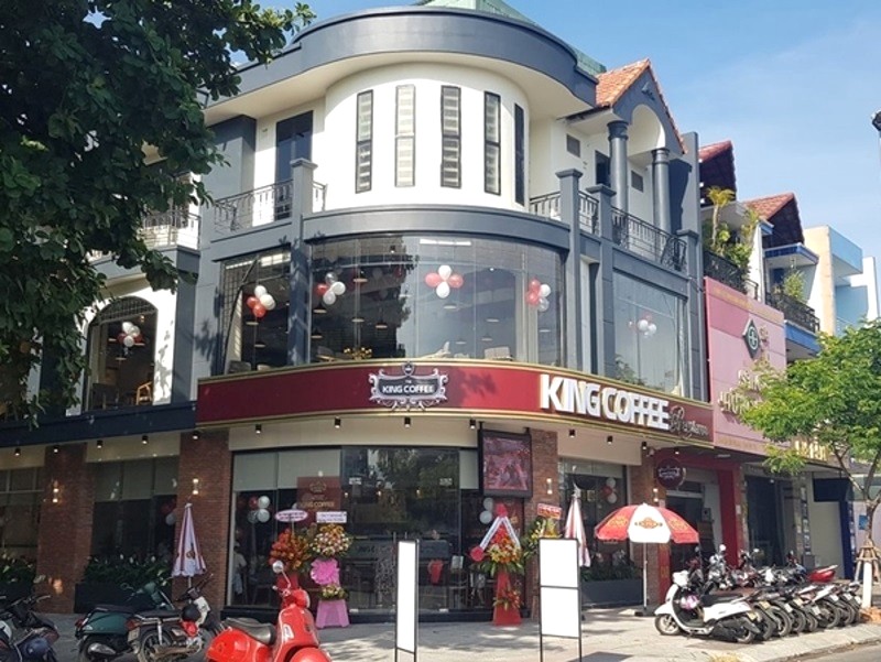 King Coffee Đà Nẵng dễ tìm, nằm ngay góc ngã ba Điện Biên Phủ.