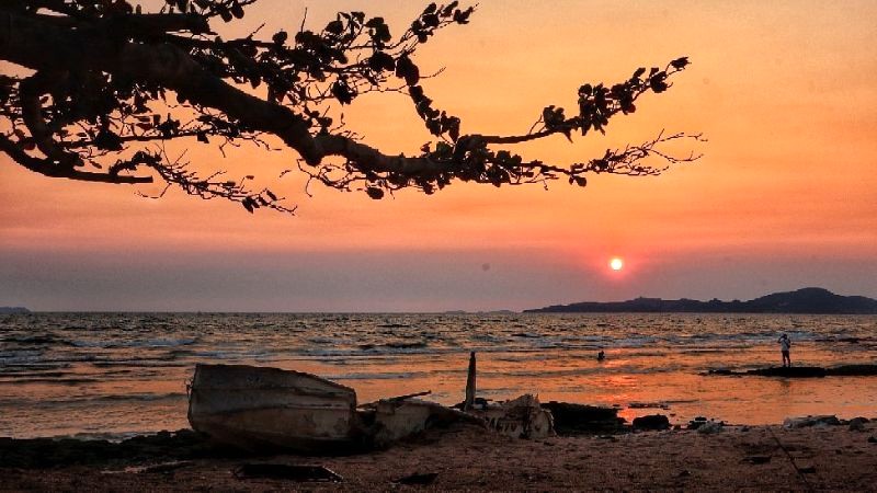 Hoàng hôn lãng mạn trên biển Dong Tan, Pattaya.