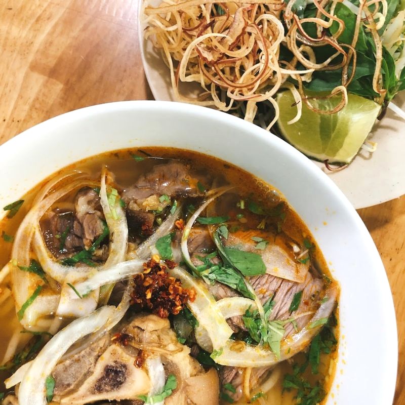 Bún bò Hoa Lâm hấp dẫn thực khách với topping tươi ngon. (Ảnh: Tam Tran)