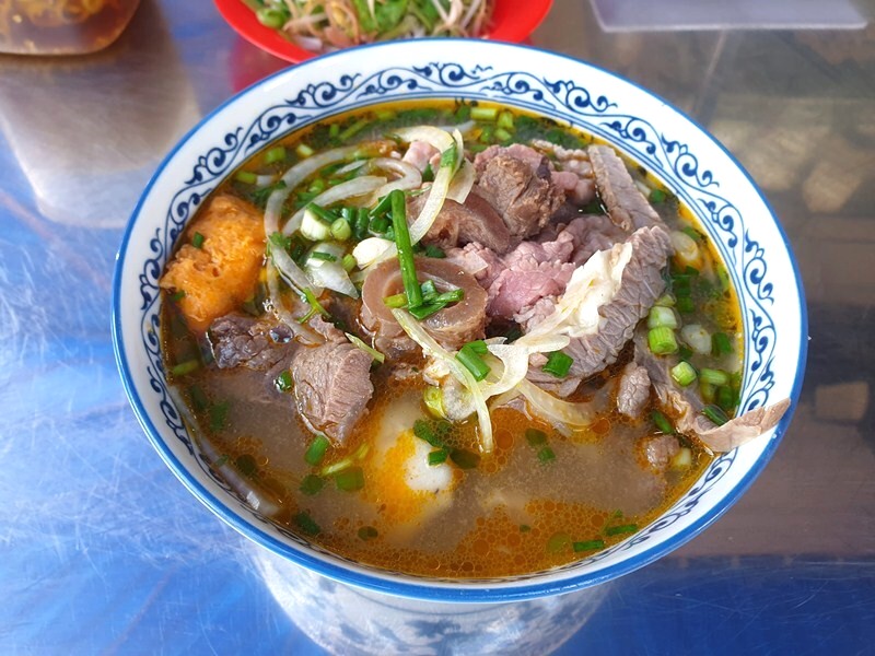 Quán bún bò Huế 33 có 2 size tô: thường và lớn, đầy đủ giò heo, chả, thịt bò, huyết... (Ảnh: Foodnha.com)