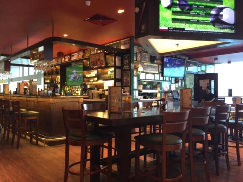 Olearys Sport Bar - quán cà phê bóng đá nổi tiếng ở Hà Nội với nhiều màn hình lớn. (Ảnh: Tripadvisor)