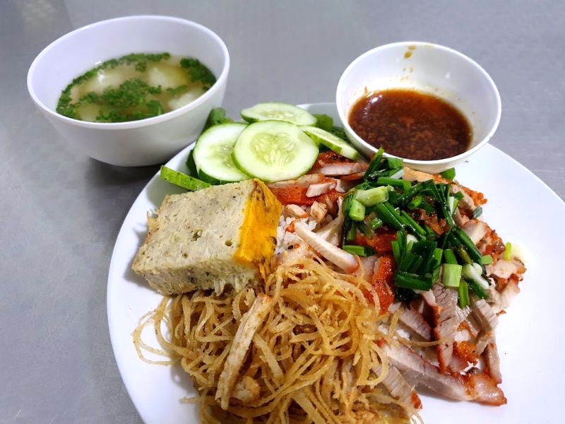 Cơm tấm Thùy Dương quận 10: Topping chất lượng, đầy ắp. (Ảnh: Lưu Vĩnh Phúc)