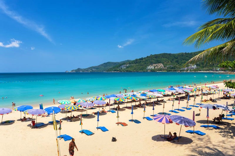 Bãi biển Patong đẹp mê hồn. 🏖️ #thavornbeachvillage