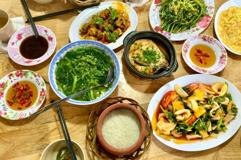 Vivu Food Mũi Né - điểm đến lý tưởng cho tín đồ ẩm thực, với cơm niêu thơm ngon và nhiều món ăn hấp dẫn. (Ảnh: Meggi Le)