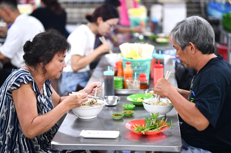 Phở miến gà Kỳ Đồng thu hút thực khách bởi không gian thoáng mát, sạch sẽ. (Ảnh: thegioitiepthi.danviet)