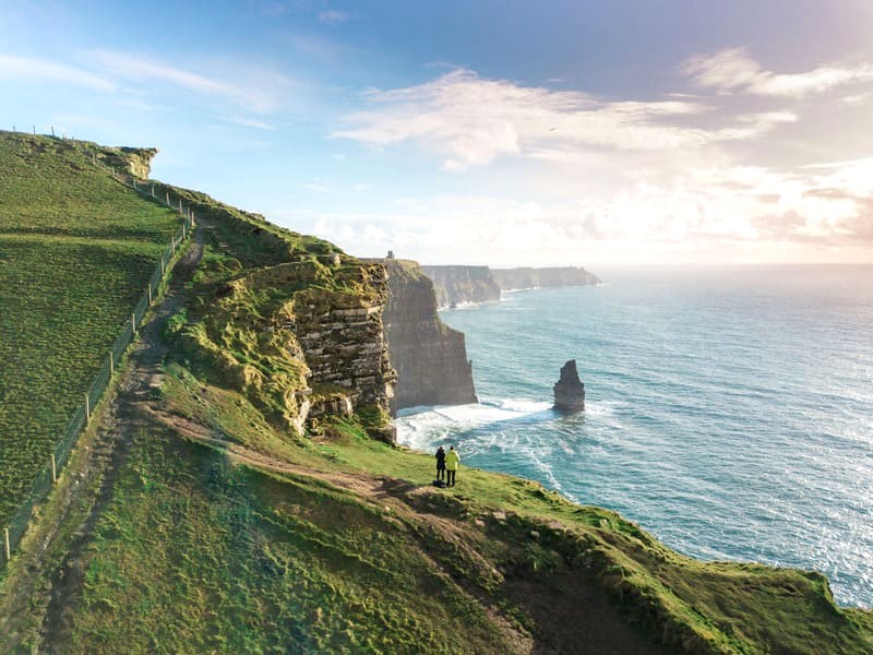 Con đường mòn dọc vách đá là điểm nhấn của Cliffs of Moher. (Ảnh: pagesoftravel)