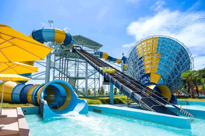 Thử thách Thu Phục Thủy Quái trên đường trượt ống nước đầy thử thách tại NovaDream Wonderland Waterpark.