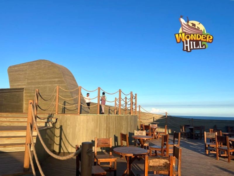 Tầng 3 là Wonder Hill Café, nơi khách du lịch nghỉ chân, thưởng thức đồ uống và ngắm cảnh. (Ảnh: Công viên Wonder Hill)