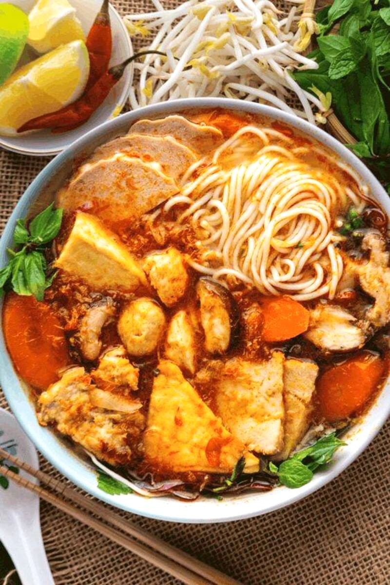 Bún bò Nón Lá nổi tiếng với hương vị thơm ngon.