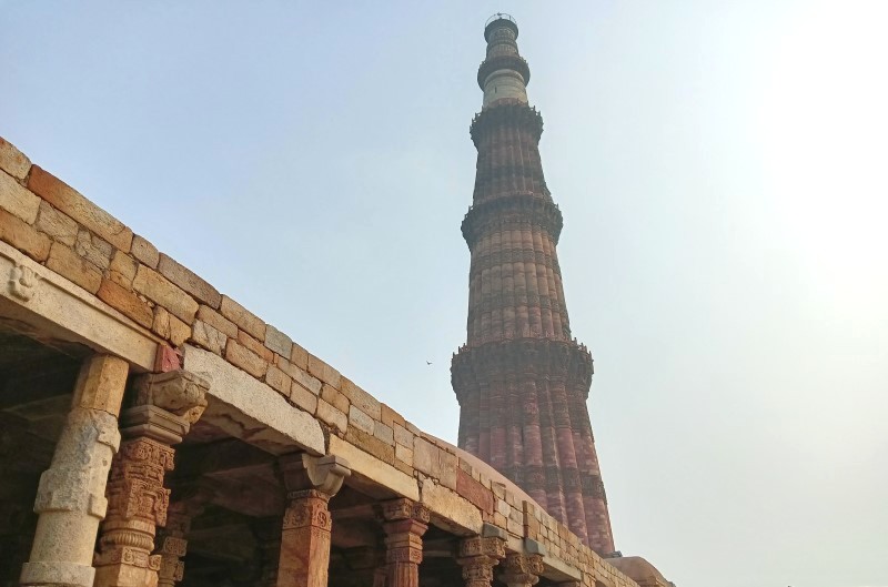 Nhà thờ Hồi giáo Quwwat-Ul-Islam tại Qutub Minar: Không gian ấn tượng, đáng ghé thăm.