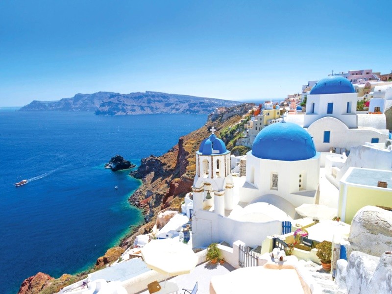 Santorini đẹp mê hồn với những ngôi nhà trắng tinh khôi, mái vòm xanh dương.