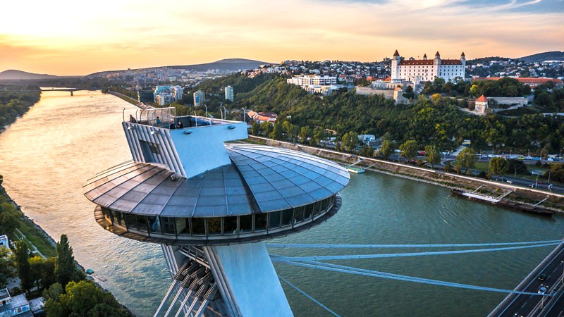 Cầu UFO bắc qua sông Danube (Ảnh: visitbratislava)