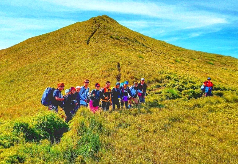 Du khách check-in tại đỉnh núi Pulag, Luzon, điểm cao nhất Luzon. (Ảnh: TripAdvisor)