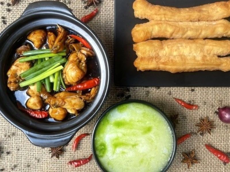 Cháo ếch, bánh quẩy - hương vị đặc trưng của quán. (Ảnh: Shopee Food)