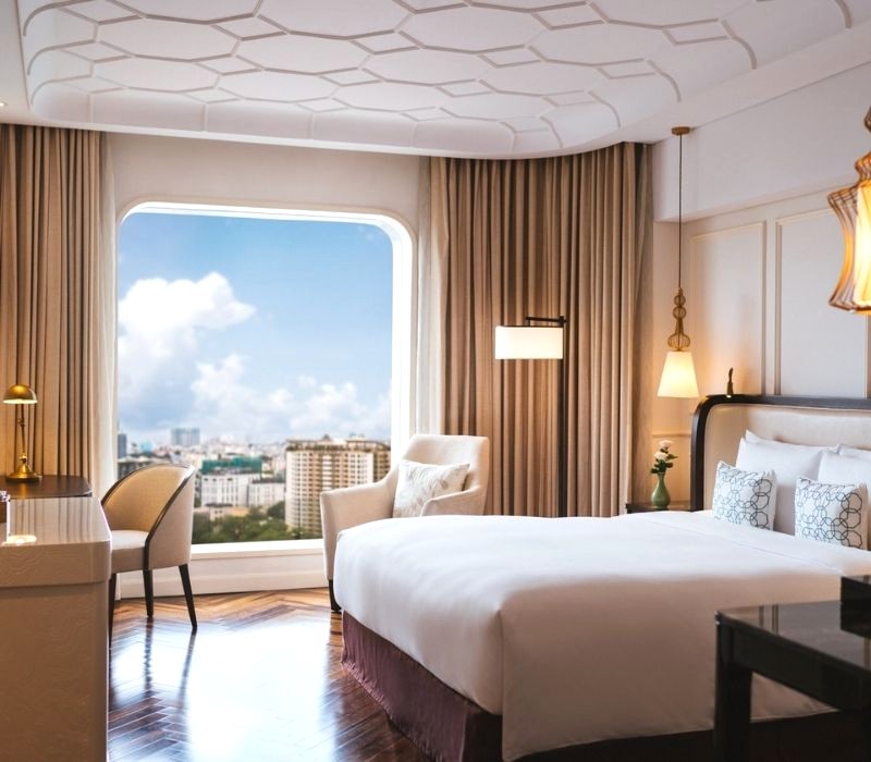 Phòng Sky Grand Deluxe (30m2) với tầm nhìn thành phố ngoạn mục. (Ảnh: Hôtel des Arts Saigon)