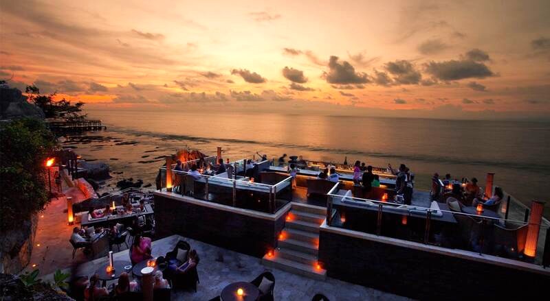 Rock Bar Bali: Nơi ngắm hoàng hôn, thưởng thức cocktail và giải trí hàng đầu thế giới. (Ảnh: bali.com)