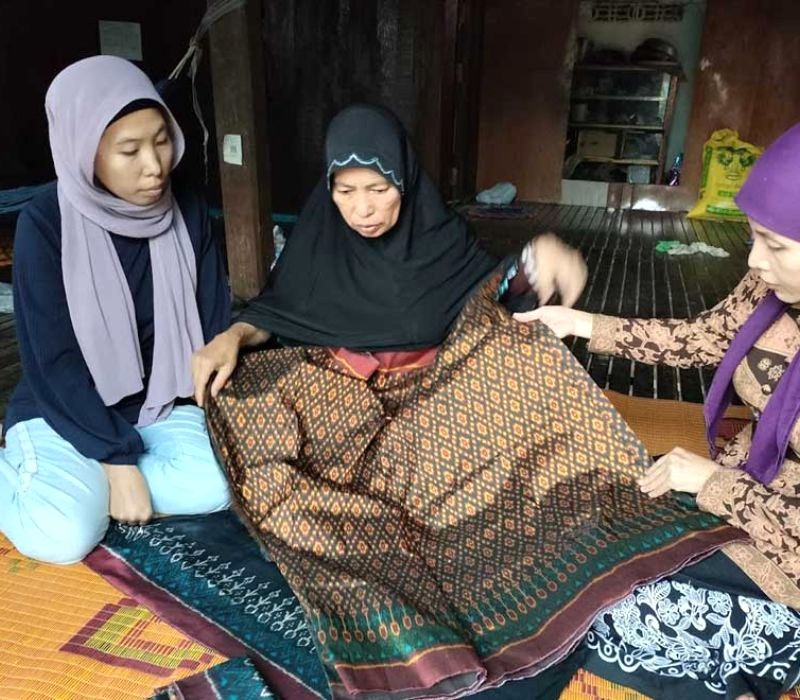 Nghề dệt truyền thống vẫn thịnh hành ở Kampong Cham. (Ảnh: Phnom Penh Post)