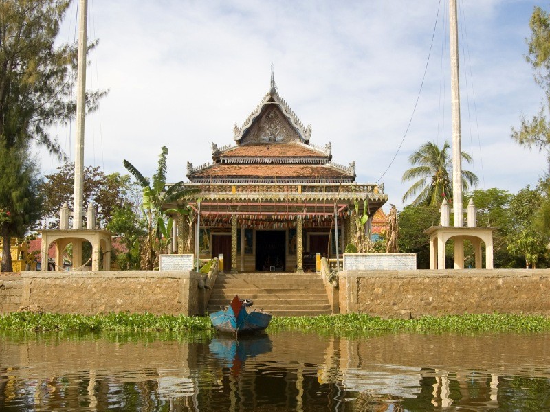 Ngôi chùa giữa làng nổi Kampong Phluk là điểm đến linh thiêng, thu hút người dân địa phương cầu bình an và may mắn.