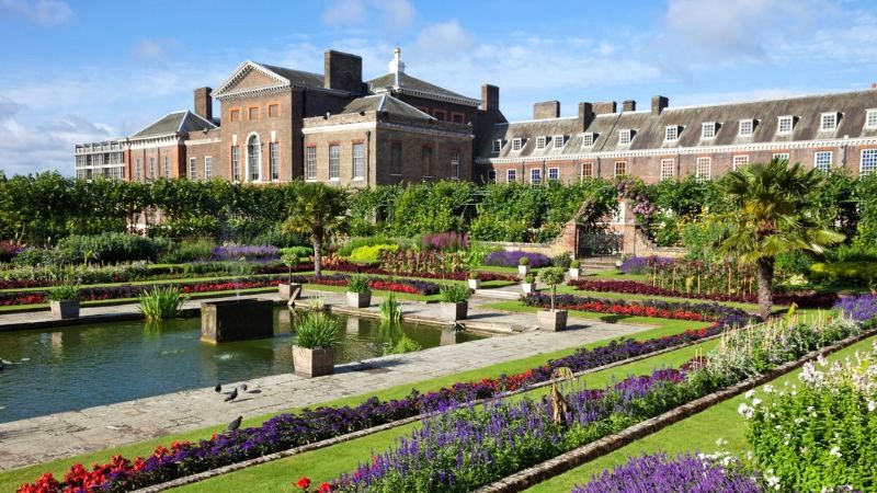 Vua William III mua trang viên Notting House (nay là Kensington Palace) vào thế kỷ 17 để dưỡng bệnh trong không khí trong lành của vùng ngoại ô.