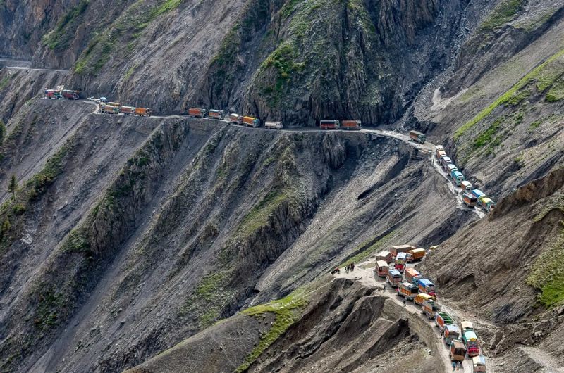 Đèo Zoji-La, nối liền Kashmir và Ladakh, là cung đường hiểm trở. (98 kí tự)